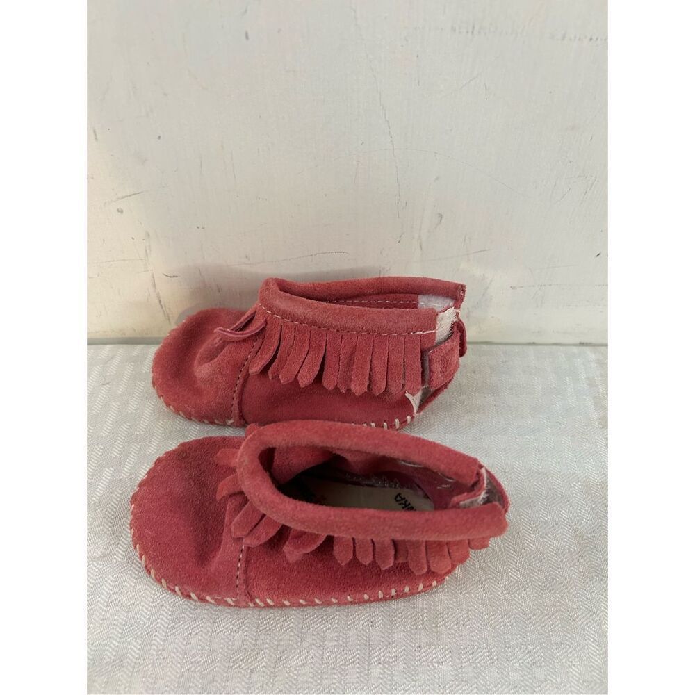 Minnetonka pink‎ fringe moccasins size 2 infant (discoloration on bottom)
